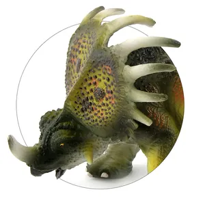 Detaillierte Nahaufnahme der Styracosaurus-Dinosaurierfigur mit Hautstruktur und Hörnern