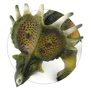 Draufsicht der Styracosaurus Spielzeugfigur mit grünen Schuppen und orangen Flecken