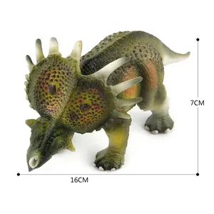 Detailansicht eines Styracosaurus Dinosaurier-Spielzeugs mit Maßen 16cm Länge und 7cm Höhe
