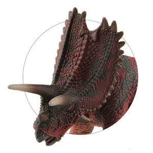 Modelo realista de dinosaurio Triceratops con escamas detalladas y cuernos frontales