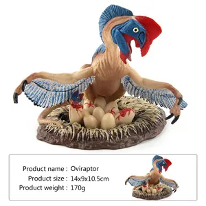 Detailliertes Oviraptor-Dinosauriermodell, das ein Nest mit Eiern und schlüpfendem Baby hütet