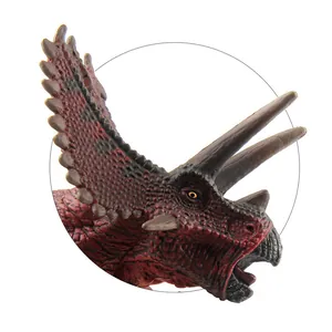 Primer plano del triceratops rojo con textura de piel detallada y cuernos frontales