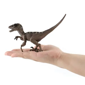 Ρεαλιστική καφέ φιγούρα δεινοσαύρου Velociraptor που κρατιέται στο χέρι για μέγεθος