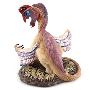 Detailansicht eines Oviraptor Dinosaurier Modells mit Federn und Nest auf weißem Grund