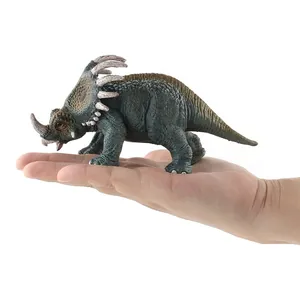 Realistisches Styracosaurus Dinosaurier-Modell in der Hand gehalten zum Größenvergleich