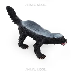 Détail du modèle de ratel montrant la gueule ouverte et la texture des poils gris