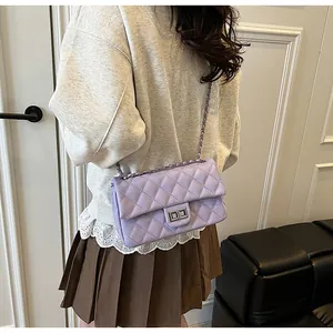 Detail of lavender quilted leather crossbody bag with rhombic pattern and chain strap