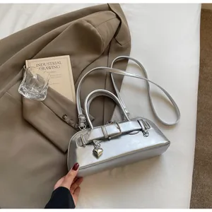 Sac à bandoulière argenté métallisé avec boucle de ceinture et breloque cœur