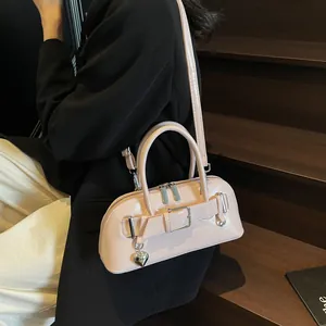 Sac bandoulière en similicuir rose avec boucle de ceinture et pendentif en forme de cœur
