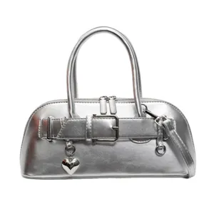 Sac à bandoulière argenté Y2K avec boucle de ceinture et détail de breloque en cœur