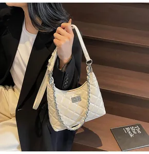Sac à épaule matelassé blanc pour femme, sac à bandoulière élégant avec bandoulière chic.