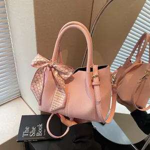 Sac Seau en Cuir PU à Grain de Lychee Pour Femmes Avec Décoration d'Écharpe en Satin Sac à Main à Bandoulière Tendance Pour le Travail