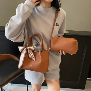 Sac seau en cuir grainé marron caramel avec foulard et pochette bandoulière