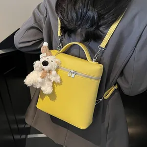 Bolso Mochila Convertible de Cuero PU para Mujer Bandolera Color Sólido Costura Bolso de Mano Preppy Con Colgante de Oso de Peluche