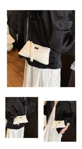 Vue détaillée du sac à bandoulière matelassé blanc avec fermoir argenté et chaîne