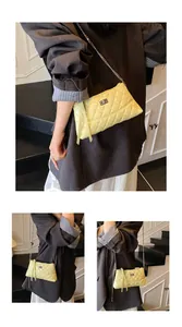 Vue détaillée d'un sac matelassé jaune pâle avec bandoulière chaîne et fermoir métal