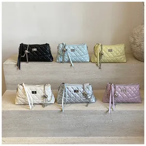 Détails de sacs bandoulière matelassés en six coloris avec bandoulière chaîne