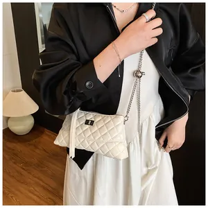 Détail du sac bandoulière blanc matelassé avec chaîne argentée et boucle sphérique
