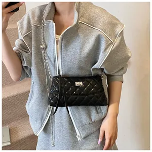 Détail du sac bandoulière matelassé noir avec fermoir rotatif argenté et fini brillant