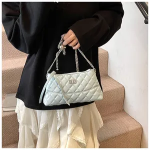 Détail du sac bandoulière matelassé bleu clair avec fermoir rotatif argenté et chaîne