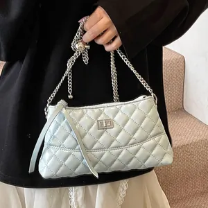 Sac à bandoulière matelassé bleu clair avec chaîne et détails argentés pour femmes
