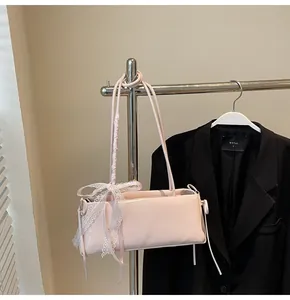 Rosafarbene Balletcore Baguette Tasche mit Spitzenschleife an einem Metallbügel
