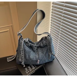 Détail du sac cabas en jean vintage avec texture délavée et bandoulière réglable