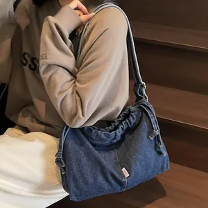 Grand sac cabas en denim bleu avec cordon de serrage et bandoulière pour le trajet quotidien
