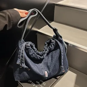 Grand sac cabas en denim bleu foncé avec fermeture à cordon et large bandoulière