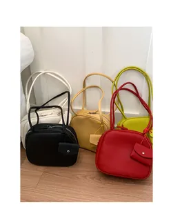 Collezione di borse tote testurizzate in cinque colori con mini portamonete coordinati