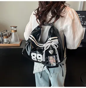 Detailansicht eines glänzenden schwarzen Rucksacks mit weißen Streifen und Spitzen-Schleife