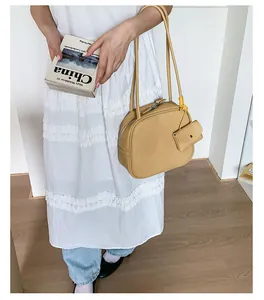 Grande borsa tote in pelle giallo zenzero con portamonete coordinato in stile lifestyle