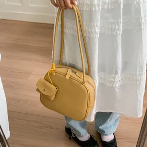 Grande borsa tote in pelle giallo senape con pochette coordinata in stile minimalista