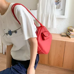 Borsa tote rossa minimalista con piccola pochette e spalline sottili per uso quotidiano