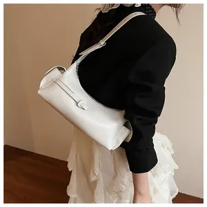 Sac sous le bras blanc minimaliste avec lignes courbées fluides et boucle latérale