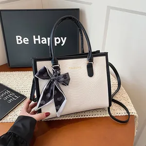 Sac fourre-tout contrasté en cuir à motif serpent avec décoration de foulard en soie