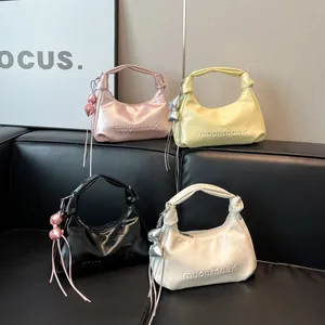 Bolsos de moda en cuero PU en cuatro colores con asa anudada única y colgante de lazo suave