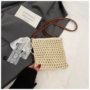 Détail du sac carré crocheté beige avec perles et fine bandoulière en cuir marron