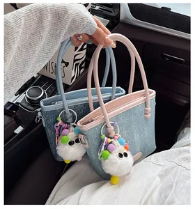Détail de sacs seaux tendance avec charms monstres en peluche et perles colorées