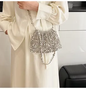 Détail du sac à bandoulière en perles argentées avec maille évidée et chaîne métallique