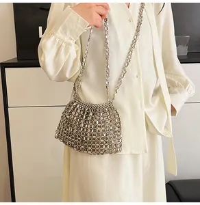 Détail du sac à bandoulière en perles argentées avec chaîne tissée à la main