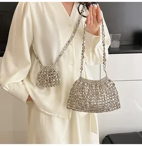 Détail d'un sac à bandoulière tissé à perles argentées et d'une mini pochette