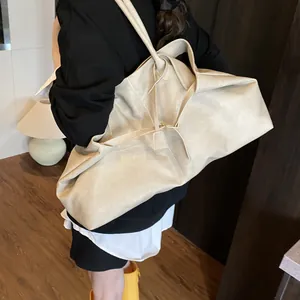 Große beige Einkaufstasche aus PU-Leder mit weicher Textur und Schultergurt für den Alltag