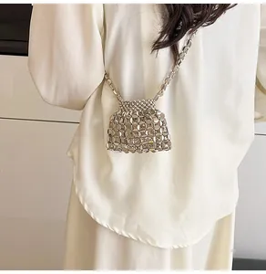 Détail du mini sac bandoulière argenté avec structure en résille métallique et chaîne