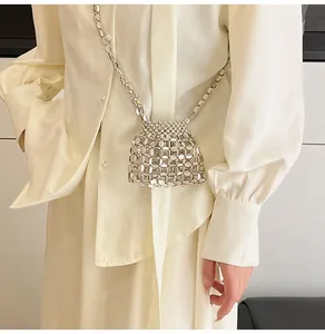 Vue détaillée du sac à bandoulière en perles argentées avec texture tissée et chaîne fine