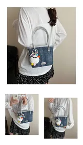 Détails du sac seau en denim avec bordure argentée et charm de monstre en peluche