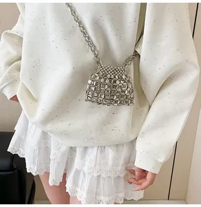 Détail du mini sac bandoulière argenté perlé avec texture en maille métallique tressée