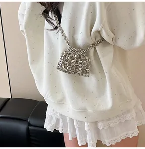 Gros plan détaillé du sac bandoulière argenté fait main avec texture en maille métallique