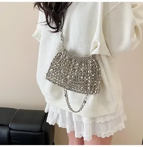 Détail du sac à bandoulière en métal argenté avec texture tissée à maillons de perles