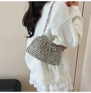 Détails du sac à bandoulière tressé en perles argentées avec structure ajourée